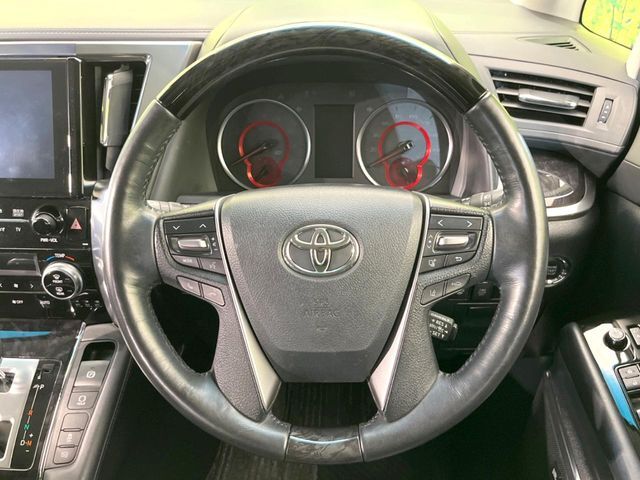 【ウッドコンビステアリング】高級感ある木目調パーツを採用した手に良く馴染むコンビハンドル。運転席廻りの雰囲気も一気に豪華になります！