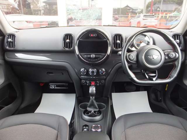 【清潔ルームクリーニング】インテリアは本格的クリーニングをした後に、除菌、消臭効果の高い高濃度オゾン発生器やスチームクリーナー、リンスクリーナー等で清掃をし、清潔なお車をご納車しております。