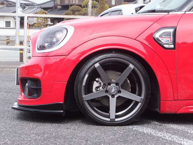 欧州を中心に高い人気を誇るZ-Performance19インチAWを装着。ホイールのガリキズ等も無く綺麗なコンディションを維持しており、タイヤの残り溝も十分にございます。R'sRACING低ダストブレーキパットも装着。