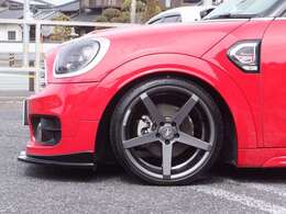 欧州を中心に高い人気を誇るZ-Performance19インチAWを装着。ホイールのガリキズ等も無く綺麗なコンディションを維持しており、タイヤの残り溝も十分にございます。R'sRACING低ダストブレーキパットも装着。