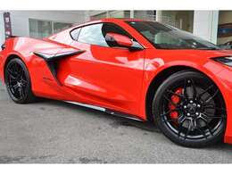 スパイダーデザイングロスブラック鍛造アルミホイール　レッドブレーキキャリパー