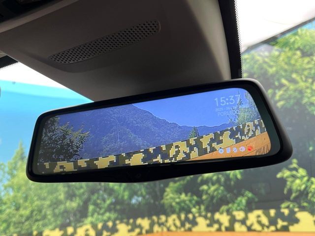 【アドバンスドルームミラー】後席の大きな荷物や同乗者で後方が確認しづらい時でも安心！カメラが撮影した車両後方の映像をルームミラー内に表示。クリアな視界で状況の確認が可能です！