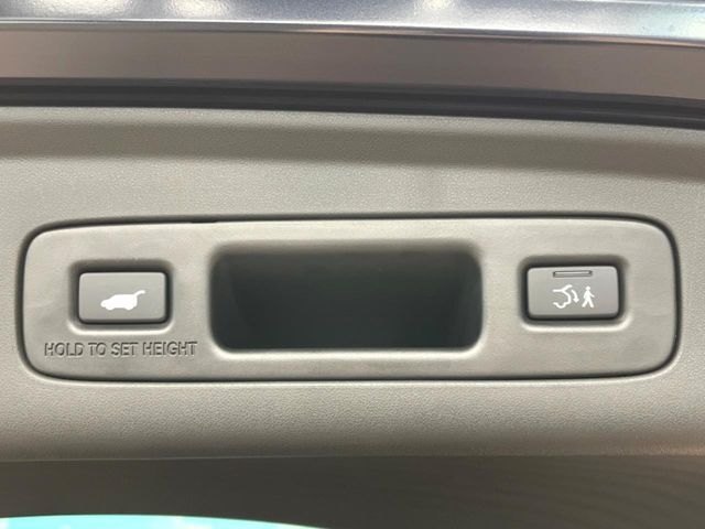 【パワーバックドア】スマートキーや運転席のボタンを押すだけでリアゲートが自動で開閉します！荷物を持っている時や、高い位置にあるバックドアを閉める際に便利な機能です♪