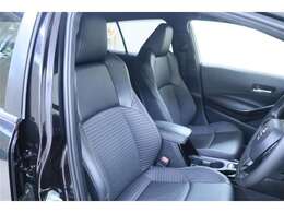 運転席シートはご覧の通り。身体を包み込むようなシートは座面と背中にはレザテックを、サイドとヘッドレストは合成皮革を使っているので快適性に上質感がプラスされたシートです