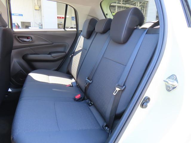 リヤシートも全車消毒済み。足元も広々。ドアには小物を収納できる便利な【リヤポケット】付。