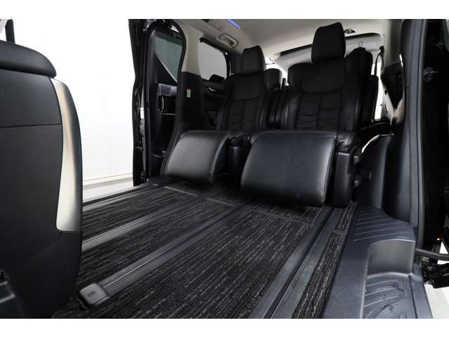 【リラックスキャプテンシート】超ロングスライド/横スライド/オットマン/角度調整式アームレストが装備♪超ロングスライドは感動するくらい足元広々★大切な方を2列目に乗せて快適な移動空間を確保出来ます！！