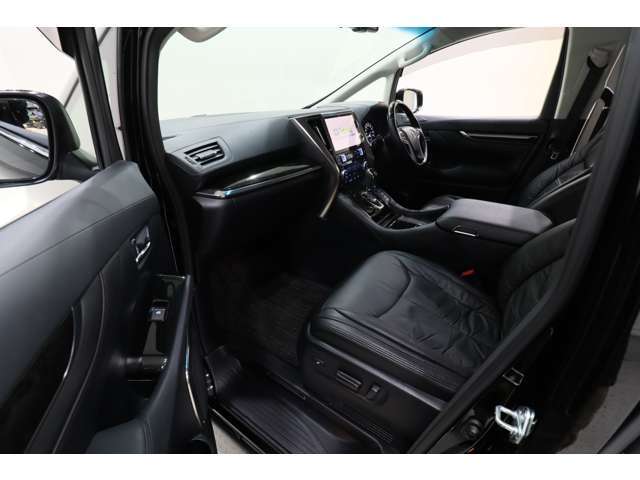 【店内併設のキッズルームには絵本やブロック、塗り絵にままごとキッチン、Netflix、YouTube等でアニメや映画等見られるTVも完備していますよ♪お子様連れでも、安心してお車をお選びいただけます。