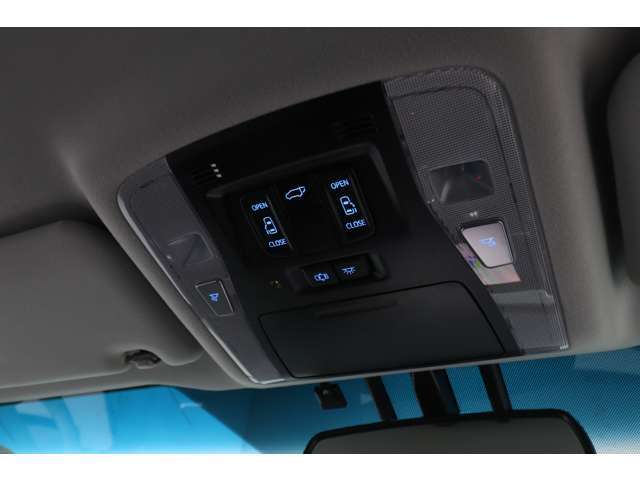 【両側電動パワースライドドア/パワーバックドア】ワンタッチで簡単に開閉できるスイッチを採用♪スマートキーを携帯しているだけでワンタッチでドアの開閉も可能です☆荷物を抱えている時など非常に便利です！！