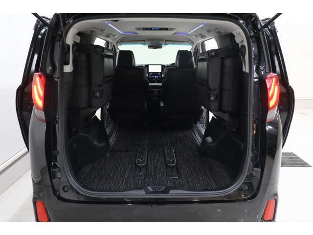 【ラゲッジスペース】普段のお買い物や通勤、送迎等に十分な荷室スペースを確保しております。セカンドシートを前方にスライドし、サードシートを格納すると長くて大きな荷物の積載も可能です♪