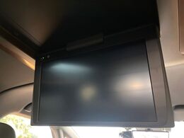 【14型有機ELフリップダウン】三列目からでも迫力のエンタメが観れる大画面フリップダウン。有機ELのモニターでは、一般的なフリップダウンよりも高コントラストでキレイな映像を楽しめます。