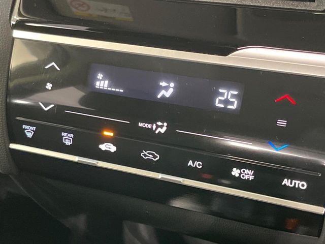 【オートエアコン】一度お好みの温度に設定すれば、車内の温度を検知し風量や温度を自動で調整。暑い…寒い…と何度もスイッチ操作をする必要はありません。快適な車内空間には必須の機能ですね♪