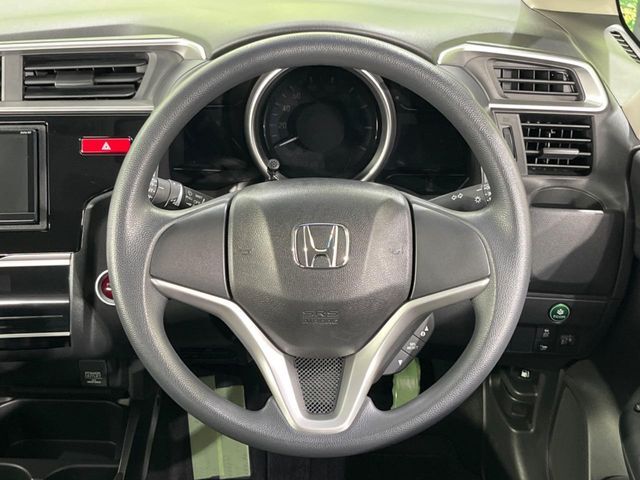 インテリアに合わせたデザインのステアリングは、運転される方のことも考え、運転しやすい形状、大きさです。是非一度、実際に触ってお確かめください。