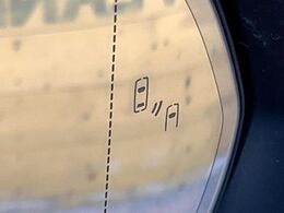 【ブラインドスポットモニター】走行中、ドアミラーの死角になりやすい箇所に後続車が接近するとサイドミラーのレンズに警告を表示！ドライバーに注意喚起をしてくれます。