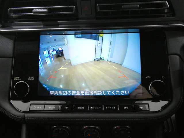 バックモニターも装備しています、ガイドラインも表示されていますので狭い駐車場でも安心して駐車できます。クリアに後ろの情報が得られます。