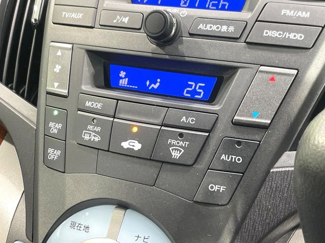 【オートエアコン】一度お好みの温度に設定すれば、車内の温度を検知し風量や温度を自動で調整。暑い…寒い…と何度もスイッチ操作をする必要はありません。快適な車内空間には必須の機能ですね♪