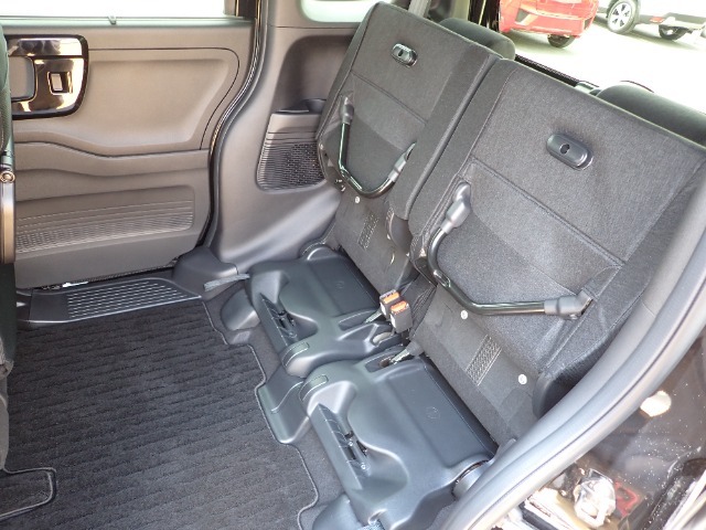 ◆チップアップ＆ダイブダウン機構付【ULTR SEAT】は後席座面を左右分割で跳ね上げることができます。トランクで積載できない背の高い荷物をラクラク収納できます。ホンダ車ならではの人気装備です。