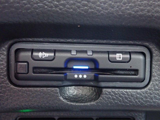 ■【ETC車載器】が装備されています。セットアップをしてお渡しとなり、ETCカードを差し込むだけで高速道路の利用が可能です。
