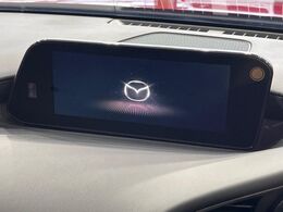 【8.8インチマツダコネクト】車内の雰囲気にマッチした大型のディスプレイ。スマホ接続でのナビ使用やBluetooth再生等、様々な機能が楽しめます。直感的なダイヤル操作が可能で、使い勝手も良好です。