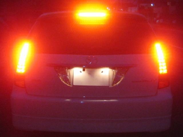 後期純正LEDテールランプのブレーキランプ点灯写真です。