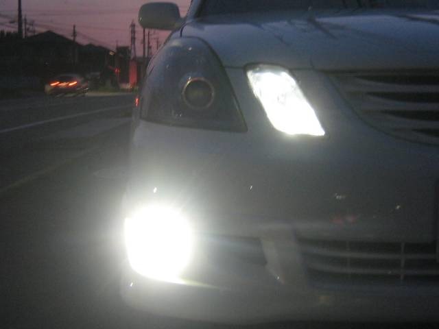 高光度LEDポジションランプとLEDフォグランプの点灯写真です。フロントグリルはトヨタ純正オプション設定のアドバンスグリルに取替えました。