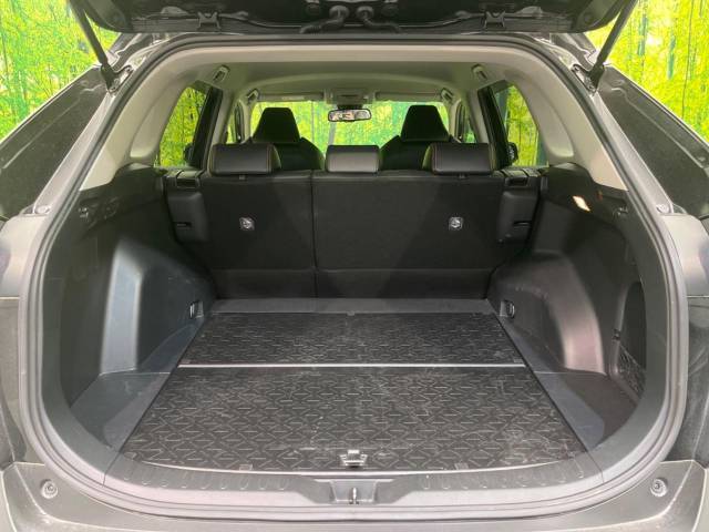 普段のお買い物や通勤、送迎等に十分な荷室スペースを確保しております。セカンドシートを倒すと、大きな荷物の積載も可能です♪