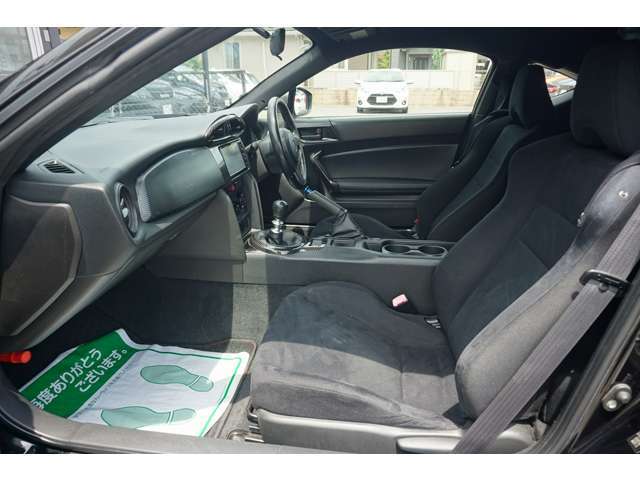 弊社では全車安心の定期点検整備を実施しております。（エンジン系・足廻り系など、その他約50項目の点検整備、オイル関係などの消耗部品の交換をご納車前にディーラー又は認証工場にて徹底整備致します）