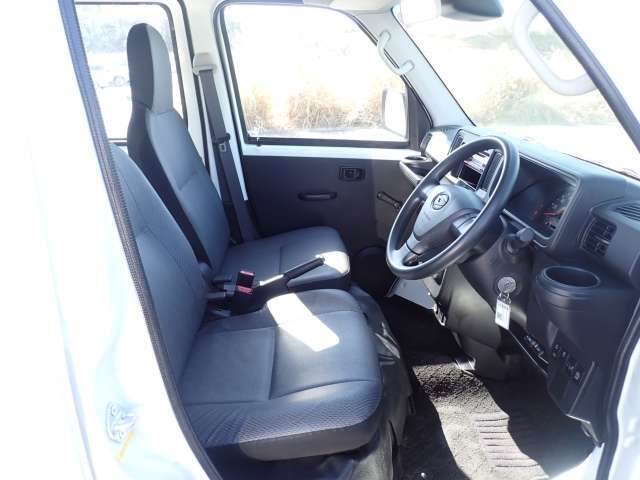 【運転席・助手席】内装状態良好です。クルマは第二の部屋。綺麗な部屋のほうが安心するでしょ？？