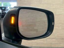 【ブラインドスポットモニター】搭載しております。隣の車線を走る車両をレーダーで検知し、死角エリアの車両の存在をお知らせします。