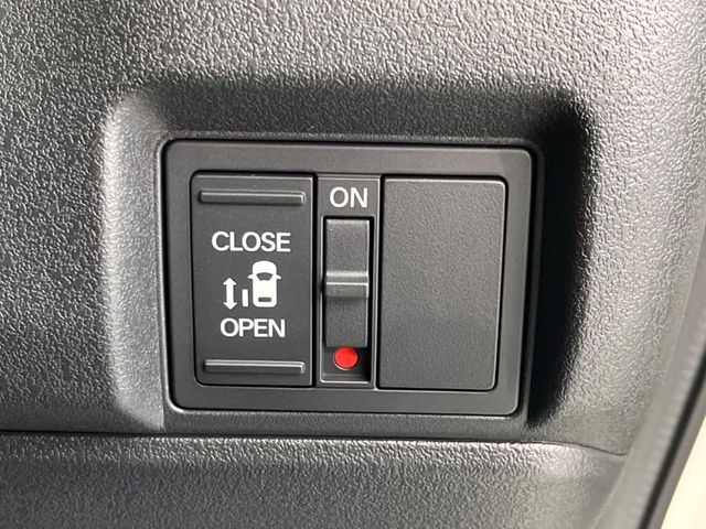 【パワースライドドア】スマートキーや運転席のスイッチでスライドドアの開閉が可能♪電動だから力を入れてドアを開ける必要が無く、小さいお子様でも、重い荷物を持っている時もラクに開け閉めできます♪