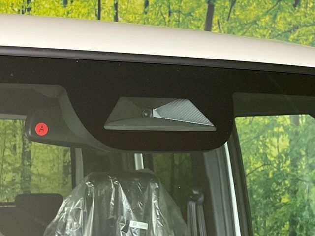 【ホンダセンシング】走行中に前方の車両等を認識し、衝突しそうな時は警報とブレーキで衝突回避と被害軽減をアシスト。より安全にドライブをお楽しみいただけます。