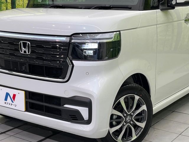 【LEDヘッドライト】悪天候や夜間走行時も良好な視界を確保し安心して運転できる高輝度LEDヘッドライトを装備！点灯速度が早く、消費電力も抑えられています。