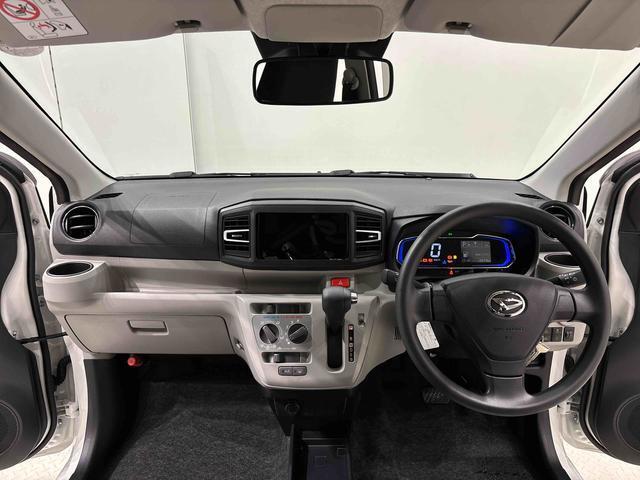 落ち着いた雰囲気のモノトーンインパネ。シンプルなスイッチ類、大きく分かりやすいデジタルメーター、運転のしやすさを最優先したことで、前方・右前・左前方向の視認性の良さが自慢です！