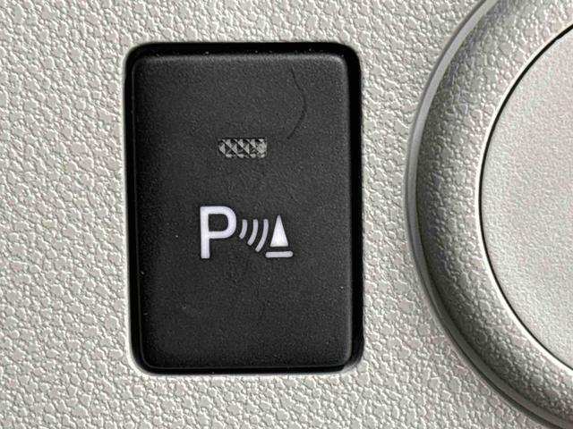 車の四隅にセンサーを施し死角になりやすい左右前後方向の障害物を感知することで、縦列駐車や車庫入れをサポートするコーナーセンサーが付いてます