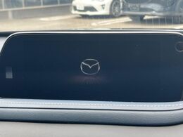 【8.8インチマツダコネクト】車内の雰囲気にマッチした大型のディスプレイ。スマホ接続でのナビ使用やBluetooth再生等、様々な機能が楽しめます。直感的なダイヤル操作が可能で、使い勝手も良好です。