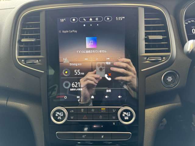 モニターの画像です。スマートフォンをUSBポートに接続すれば、Apple CarPlay やAndroid Auto を介して、8インチ マルチメディア EASY LINKのタッチスクリーンにスマートフォンが連係。