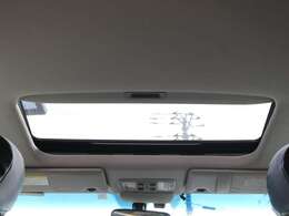 サンルーフを装備☆車内の換気にとても便利で採光性にも優れていますしなにより開放感と高級感がありますね☆後付けできない装備ですのでぜひ装着車をお勧めいたします☆
