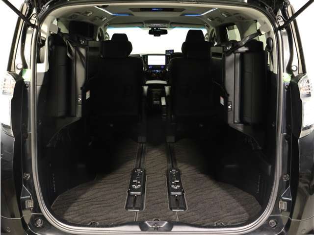 ミニバン最大級のスペース！ご家族、お友達とのキャンプやバーベキューほか、お仕事でも十分な容量が有ります！