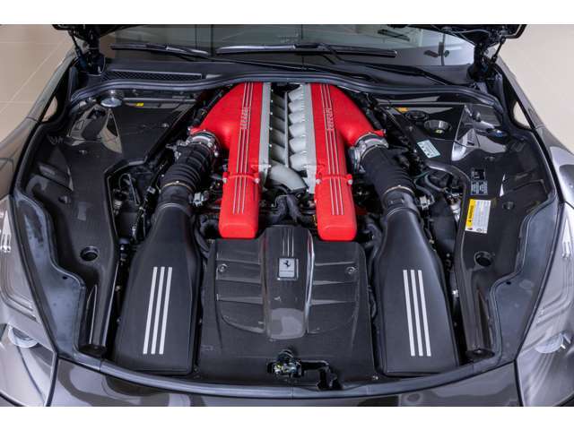 V12　自然吸気エンジンからは、740psのパワーを出力します。