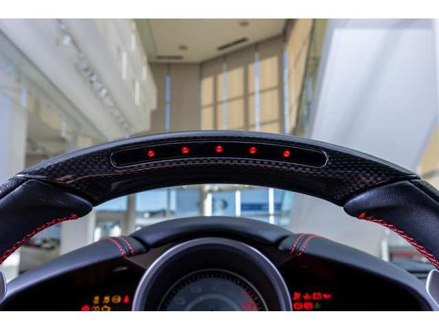 F1よりフィードバックされたテクノロジーです。LEDの点灯により、ご自身でシフトタイミングを計ることが可能です。サーキット走行時等に視線をそらさずに気軽にシフトチェンジを行えます。
