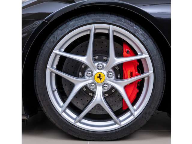 20インチ鍛造マットシルバーペイントアルミホイールにRossoScuderiaブレーキキャリパーが選択されております。ミシュランタイヤ装着車です。