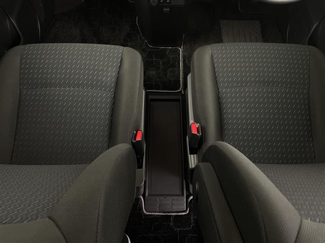 【フロアマット】車内を綺麗に保つのには必須のアイテムです。当店ではフカフカな新品マットも絶賛取り扱い中！ぜひご相談くださいませ。