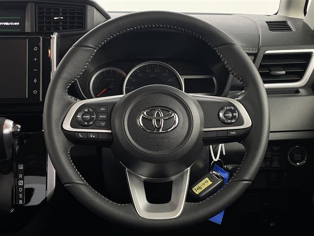 【ハンドル】軽い力で扱いやすいハンドルです。目立つ傷やスレなどなく綺麗な状態です！除菌プランいれていただくとさらに快適に！清潔なお車はお子様にも安心ですね！