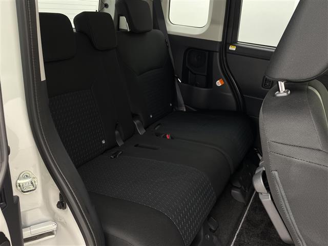 【後部座席】後席もゆったりドライブを楽しめます。内外装はプロこだわりのクリーニングで清潔なおクルマでご納車させていただきます！店舗での現車確認も承っています！