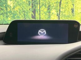 【メーカー純正ナビ】インテリアに溶け込むスタイリッシュな「専用設計」メーカーナビを装備♪視認性や操作性など基本性能にも優れ、より上質なカーライフをお楽しみいただけます。