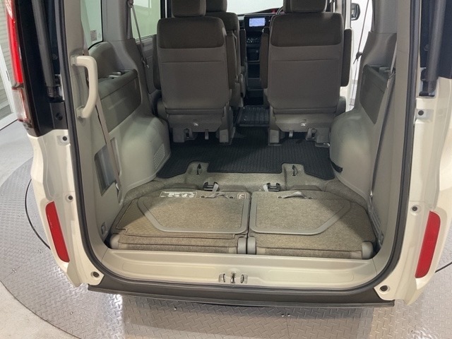 3列めを格納した場合の荷室です。高さも幅もトップクラスです。また、ほぼフラットな状態にできますので、積載能力はバツグンです。