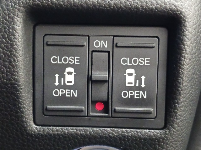 【両側電動スライドドア】が装備されています！運転席脇のスイッチを押すだけで、両側それぞれのドアを開閉することができます！お子様の送迎時などにとっても便利！