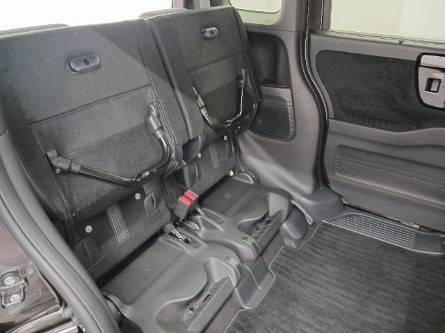 チップアップ＆ダイブダウン機能付き【ULTR　SEAT】は後席座面を左右分割で跳ね上げることができます。トランクで積載できない背の高い荷物をラクラク収納できます。ホンダ車ならではの人気装備で♪