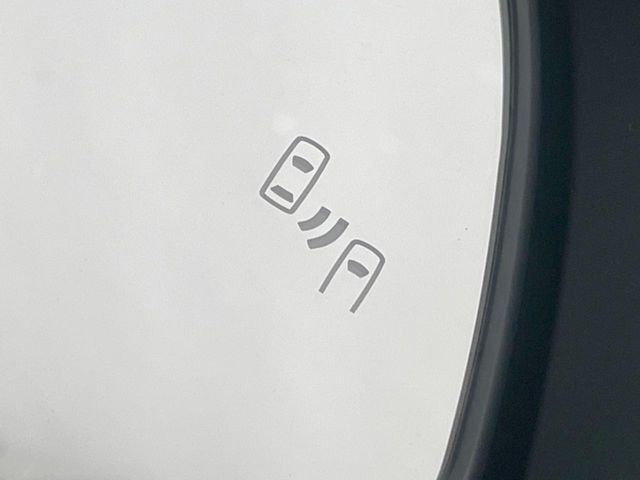 【ブラインドスポットモニター】走行中、ドアミラーの死角になりやすい箇所に後続車が接近するとサイドミラーのレンズに警告を表示！ドライバーに注意喚起をしてくれます。
