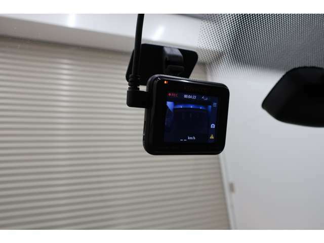 ドライブレコーダーは、映像・音声などを記録する自動車用の車載装置のことです。　事故の際の記録はもちろん、旅行の際の思い出としてドライブの映像を楽しむことができ、後方録画であおり運転対策にも効果的です。