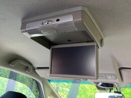 【フリップダウンモニター】大画面モニターで後席でもエンタメをお楽しみいただけます。小さなお子様にも大人気の装備です♪